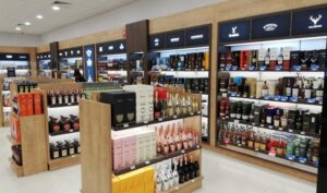 Качествен алкохол в магазин Travel Free преди границата с Гърция